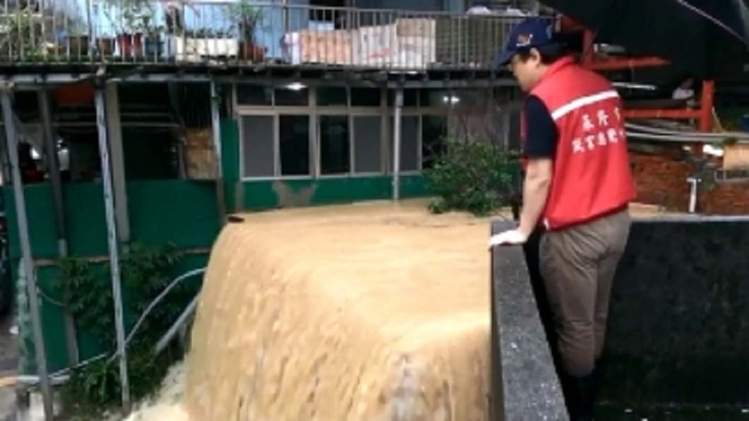 糗!暴雨現黃泥瀑布 市長勘災水在他眼前淹起來
