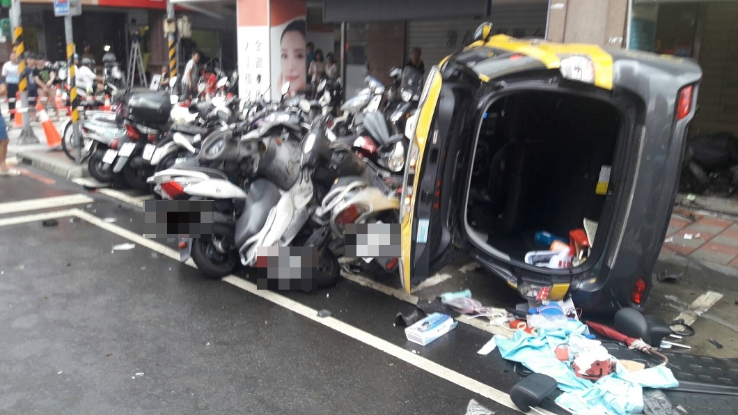 快訊/捷運站出口小黃疑暴衝 撞傷汽機車3人傷