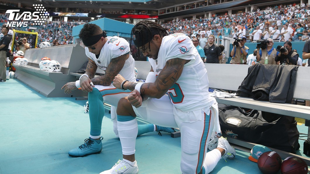 NFL球員單膝跪地抗議再起 川普警告小心收視狂跌