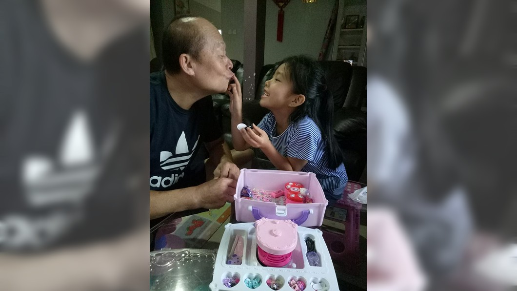 小時候拒玩家家酒 鐵漢老爸陪孫「化妝」讓她超心寒
