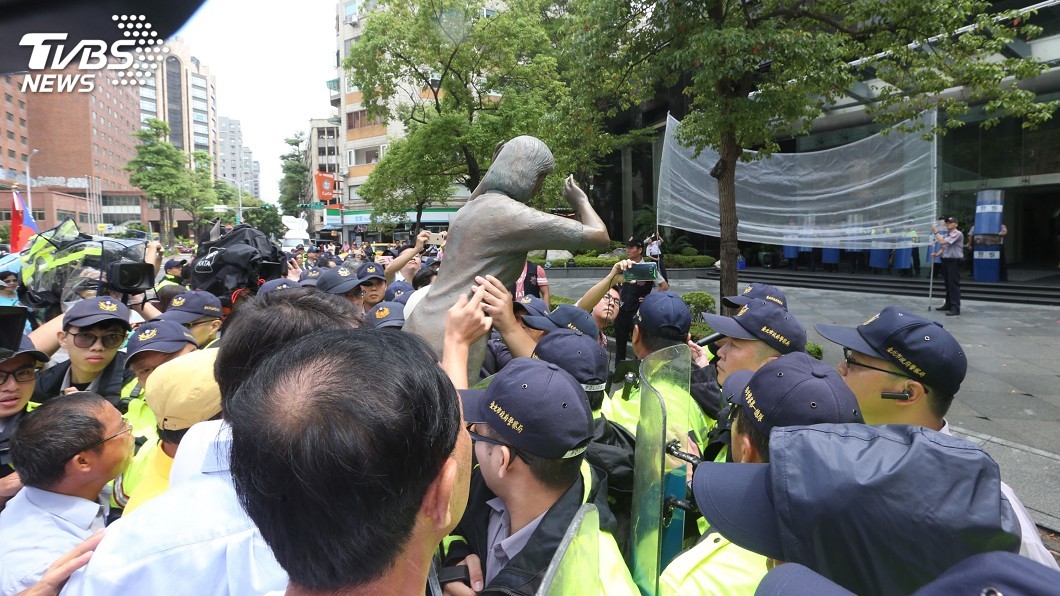 指日人踹慰安婦銅像 謝龍介率眾赴日台協會抗議