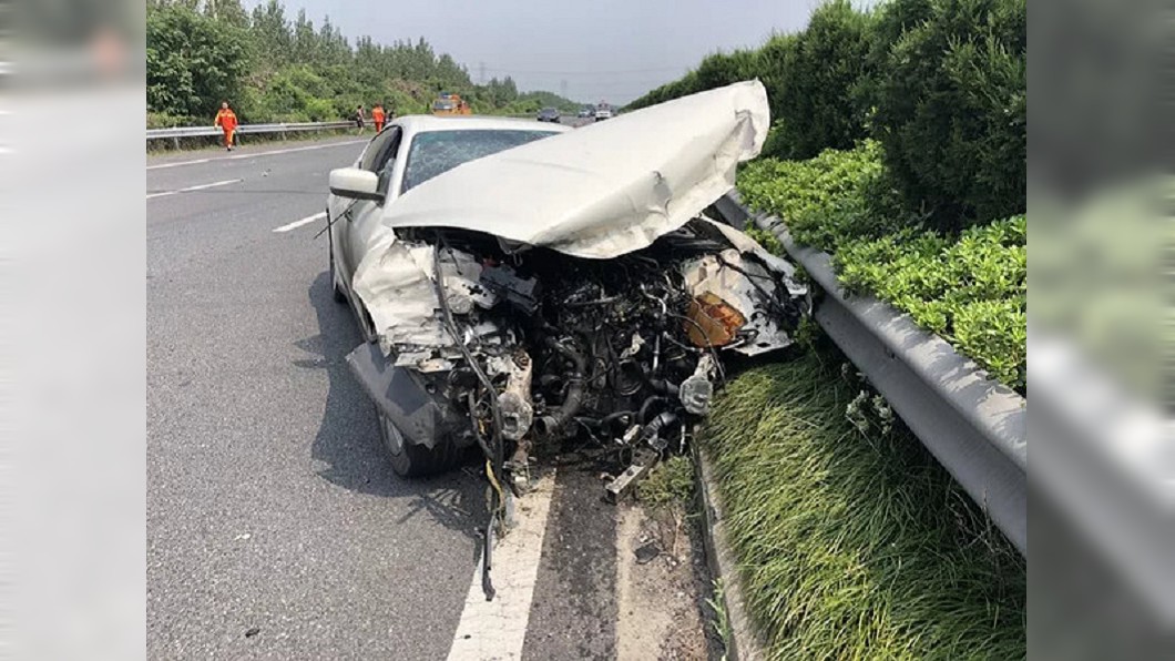 借瑪莎拉蒂裝逼「飆180km飛掉」　男：朋友才買2年