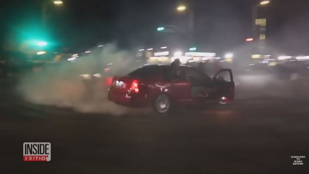 美飆仔街頭比拚炫車技 集體上街甩尾競速