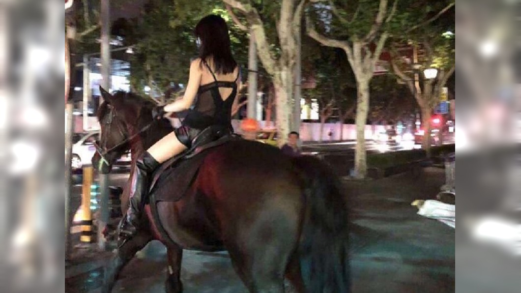 中國炫富怪狀 女子在上海馬路騎馬遭警逮捕