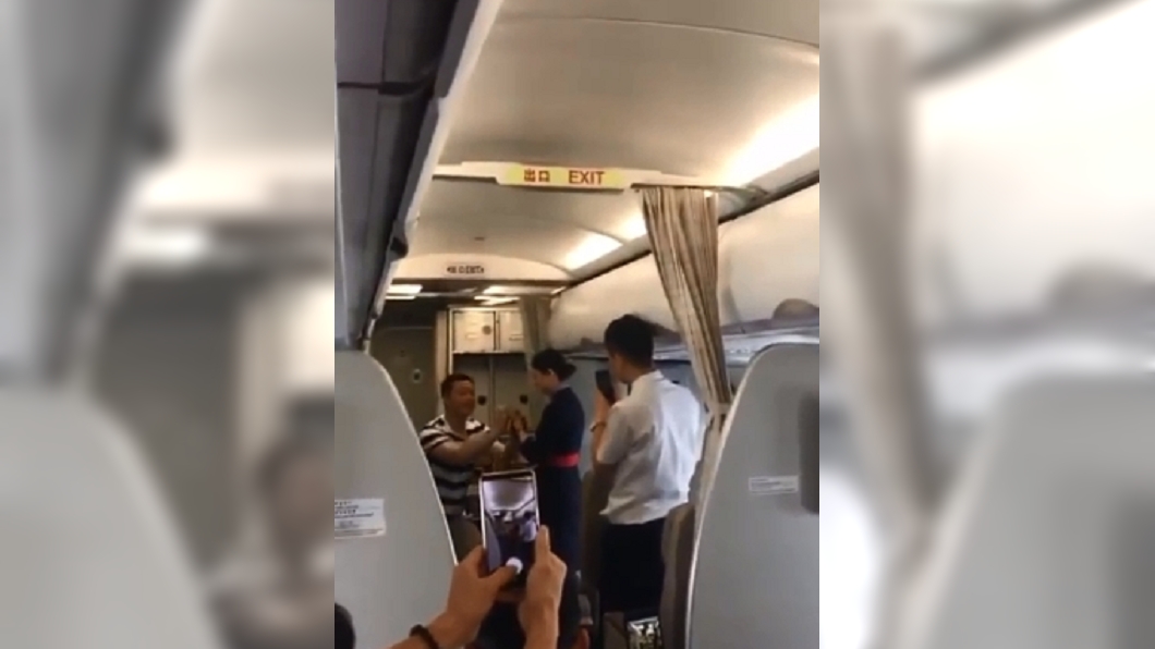 空姐機上被男友突襲求婚 公司送「解雇書」當結婚禮物