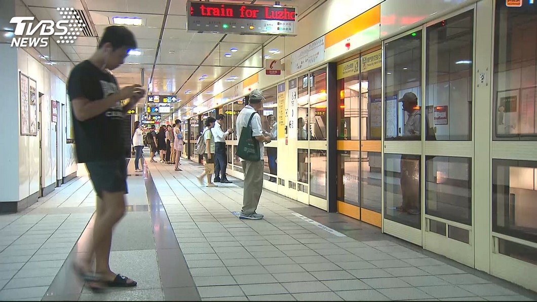 「憑什麼管我」男童捷運亂丟垃圾　遭警制止竟怒告恐嚇