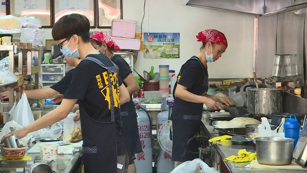 怪招強過貼公告!早餐店員工穿制服「明天休息」