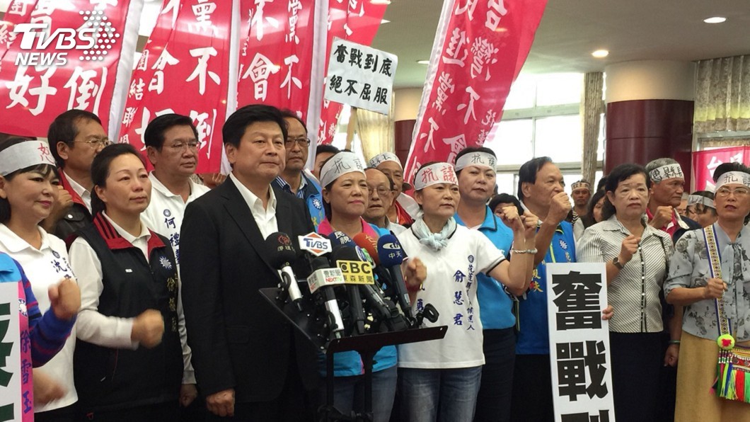 喊完政治迫害縣府收到解職令 傅崐萁成「前縣長」