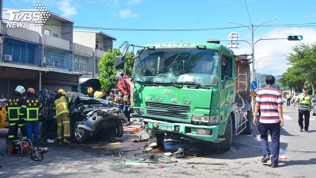 砂石車疑煞車失靈　休旅車成「夾心餅」駕駛慘死