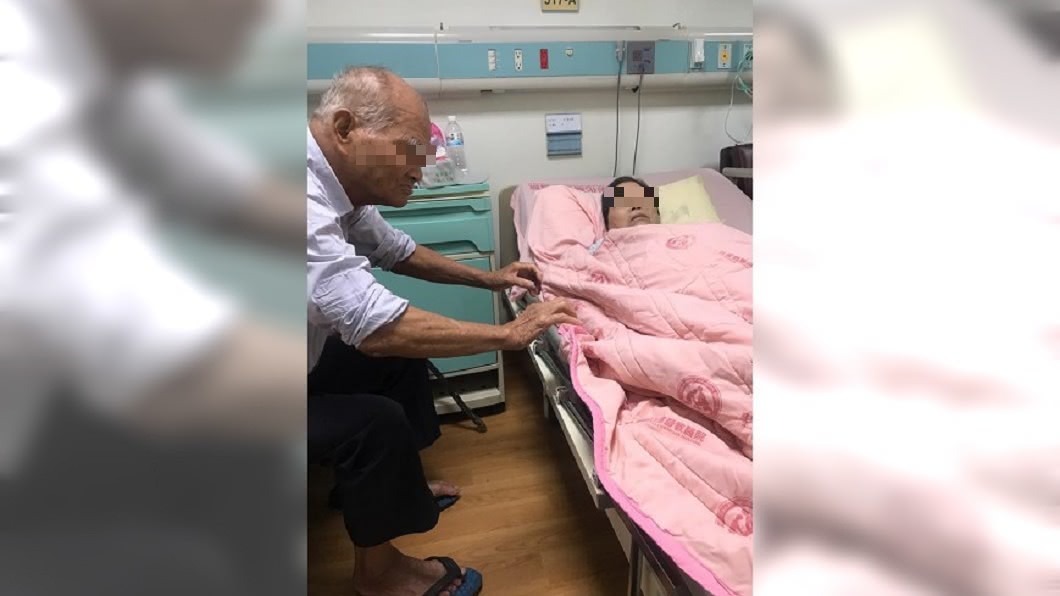 嬤住院…阿公忍暈車堅持探病 深情對話惹孫哭