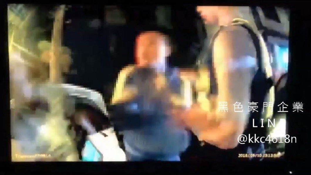 鄭男在過程中非但不配合,甚至還對執勤的安康所所長揮拳。(圖/翻攝自黑色豪門企業臉書粉絲團)