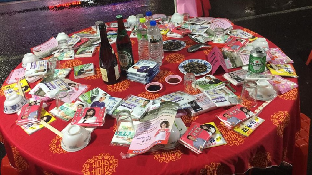 選舉文宣擺滿喜宴桌 他笑稱:吃菜還是吃面紙?