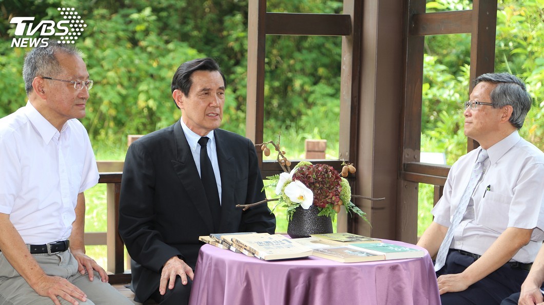 赴清大追思沈君山 馬英九以圍棋落子緬懷