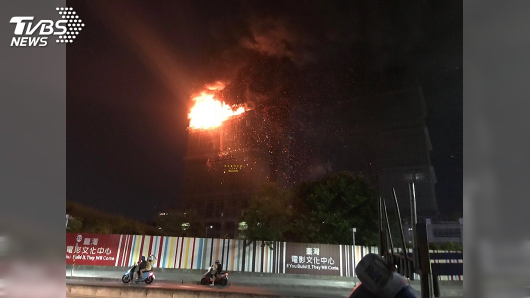 快訊/烈焰吞噬新莊大樓 15至24樓全面燃燒