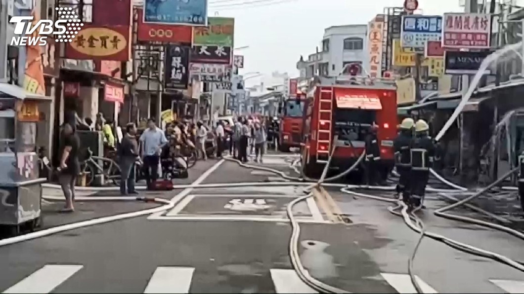 苑裡市場大火連燒300坪 多家老字號小吃店陷火海
