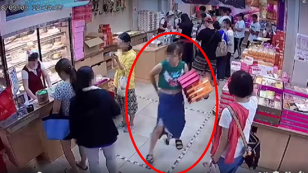 什麼巫術！偷餅女若無旁人　4分鐘2度搜刮宜蘭名店