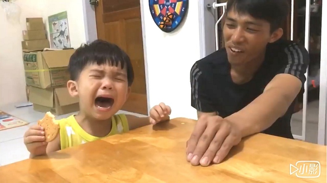 笑到流淚!爸狂出老千 兒哭喊:我不要餅乾了啦