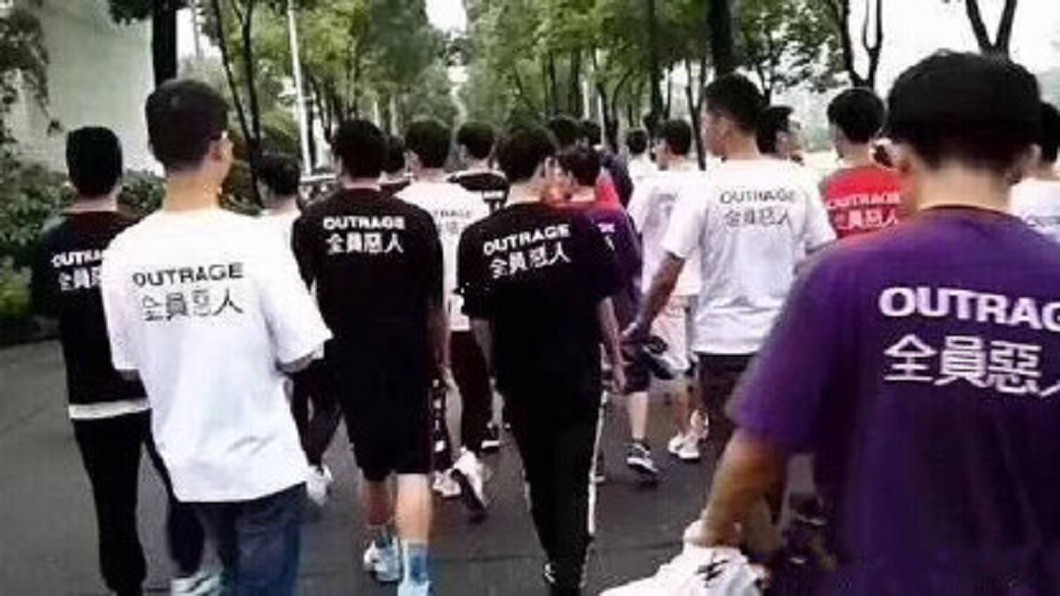 開學全班撞衫! 陸生穿「全員惡人」配老爹鞋
