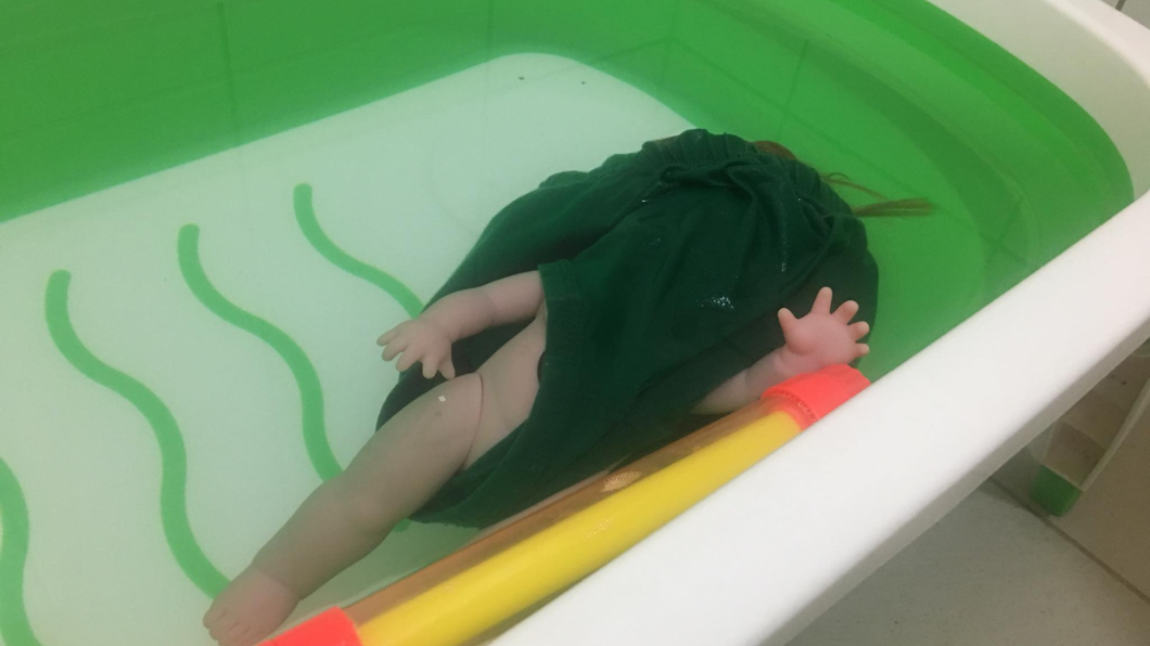 直奔廁所驚見溺水小童 尿急爸:「看到差點滴出來」