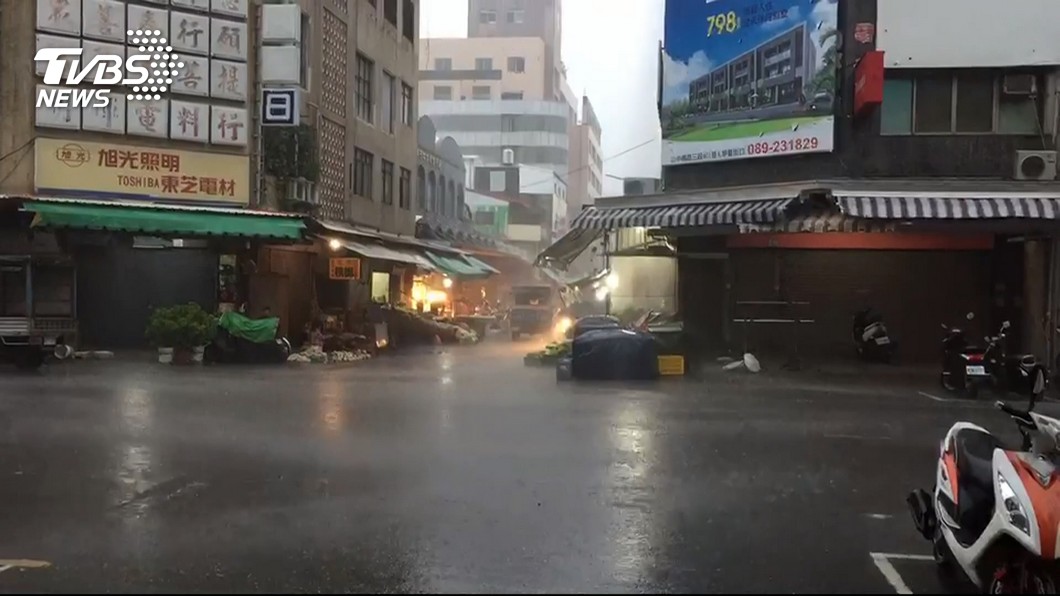 屏東出現超大豪雨 9縣市大雨豪雨特報