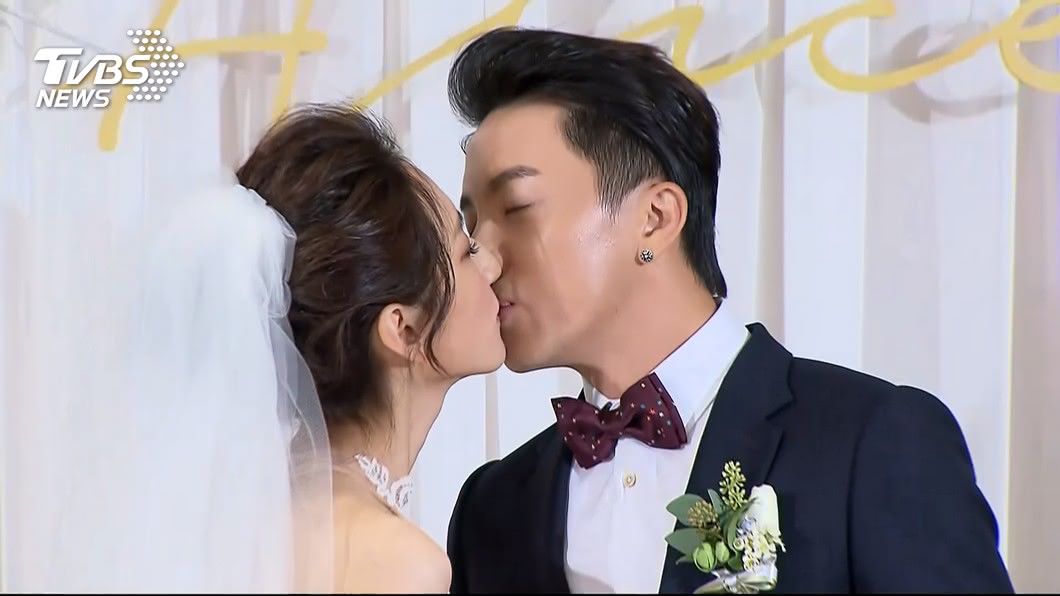3度甜吻! 柯佳嬿披絕美婚紗甜喊坤達老公