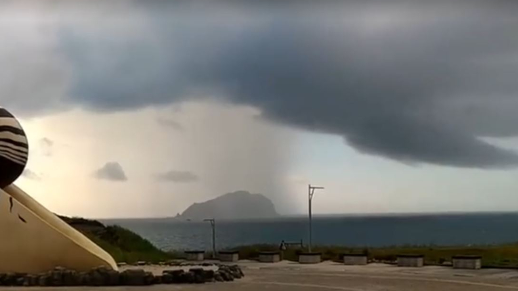 天空破了個洞!基隆奇景「雨瀑布」超壯觀
