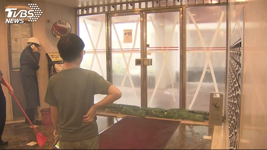 山竹來襲!香港掛10號風球 滿潮浪更高