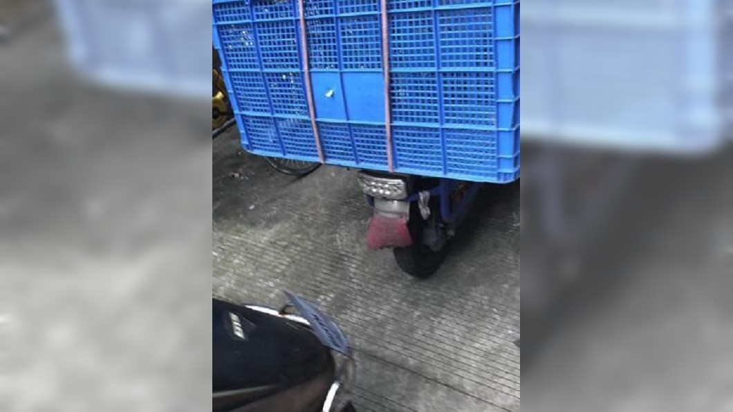 快遞員的機車沒有車牌。圖／翻攝自微博