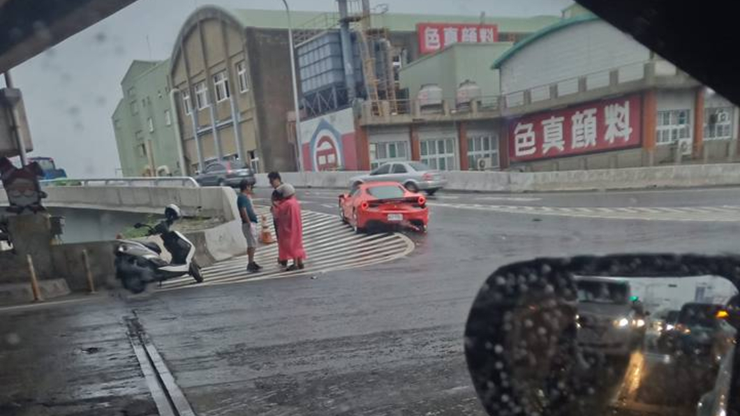 其他網友貼出經過拍下的照片。圖/翻攝自爆料公社