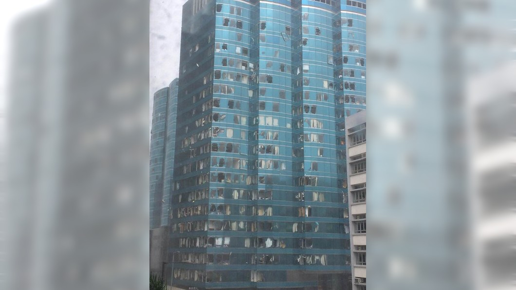 山竹橫掃香港!大樓窗戶被吹破 屋內物品滿天飛