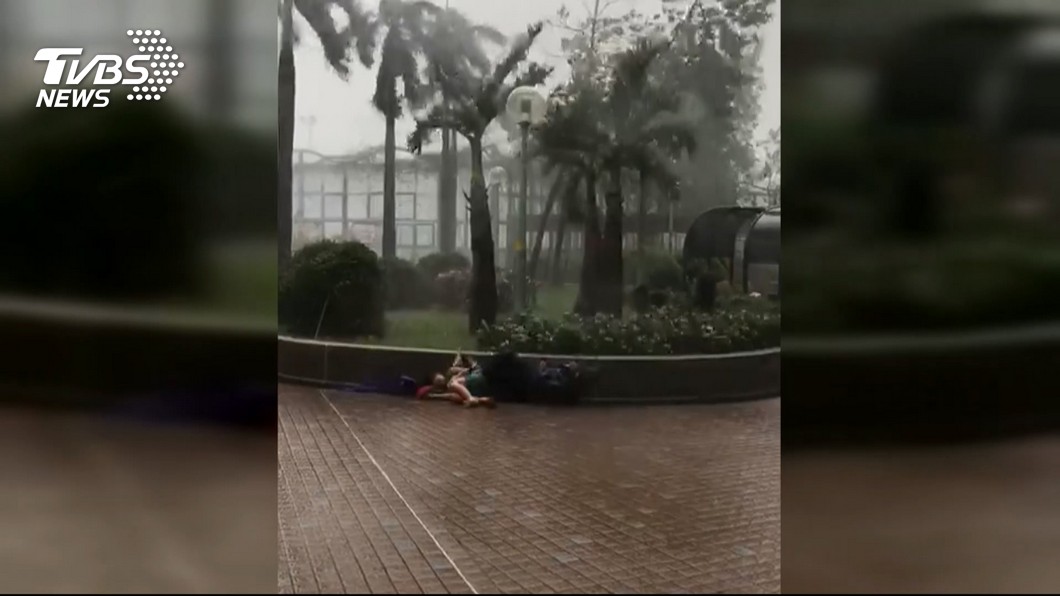 颱風山竹香港發威 民眾被狂風吹飛撞花圃