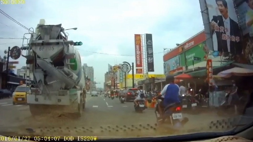 路面鐵板突翹起！轎車慘遭「暗算」撞擊車頭擬國賠