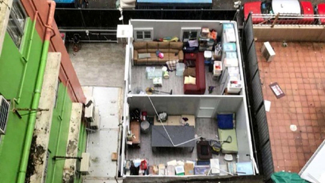 山竹強風暴擊 他家屋頂噴掉瞬間成「模型屋」