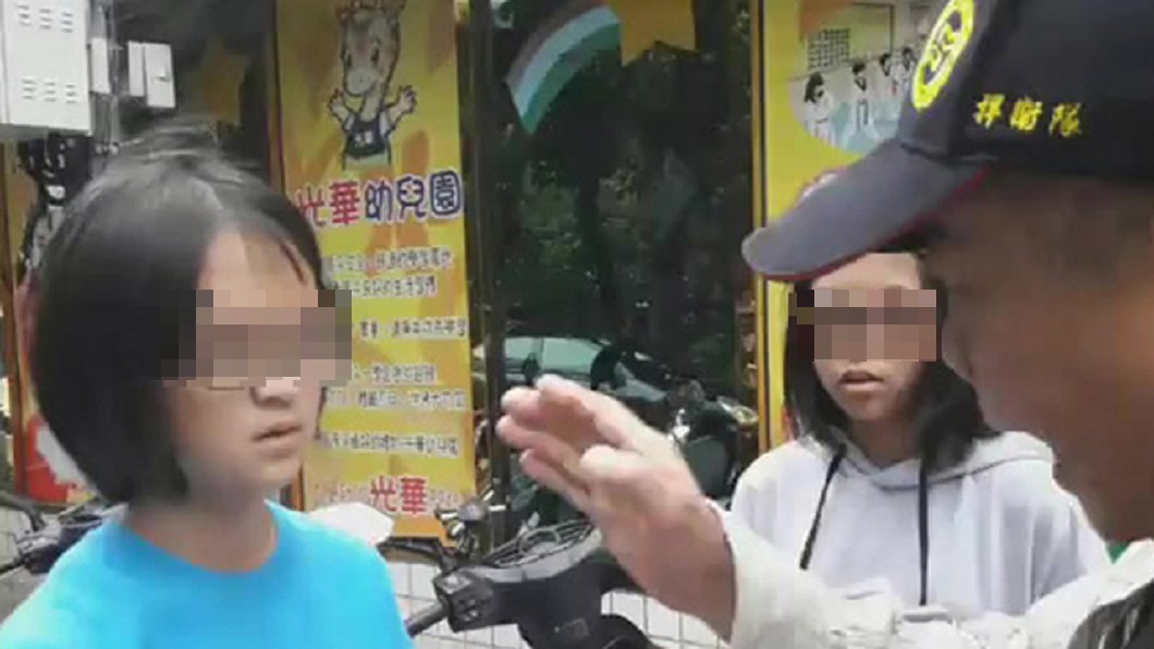 反台獨被比中指 統促黨包圍少女當街怒譙:X你娘