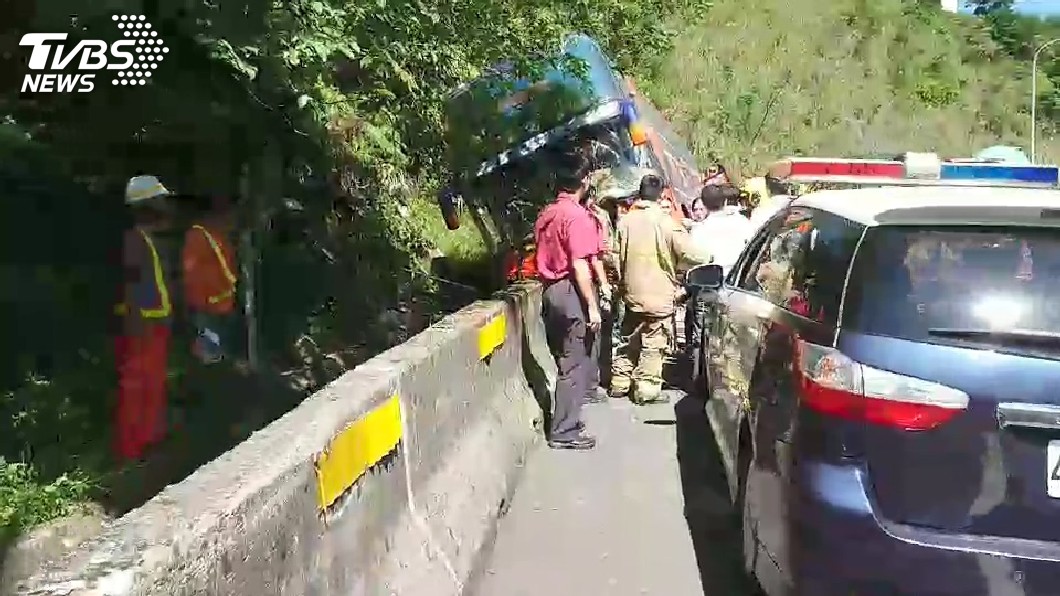 遊覽車駕駛疑開錯路 車速過快撞護欄釀29傷