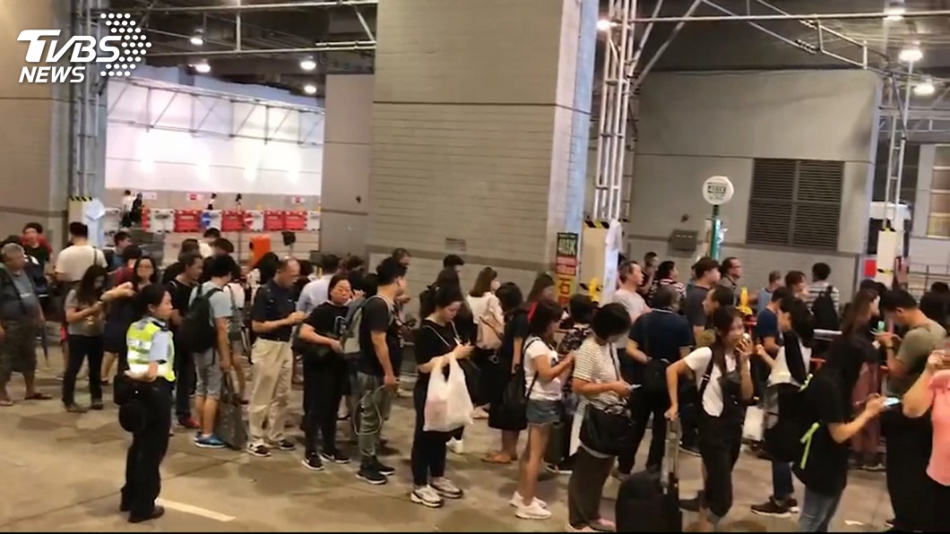 斷樹阻攔軌道!港鐵停擺 上班族寸步難行