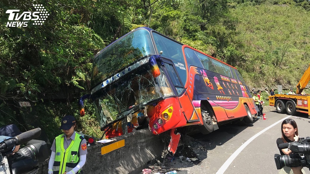 遊覽車轉彎煞車不及側翻　自撞山壁29人受傷