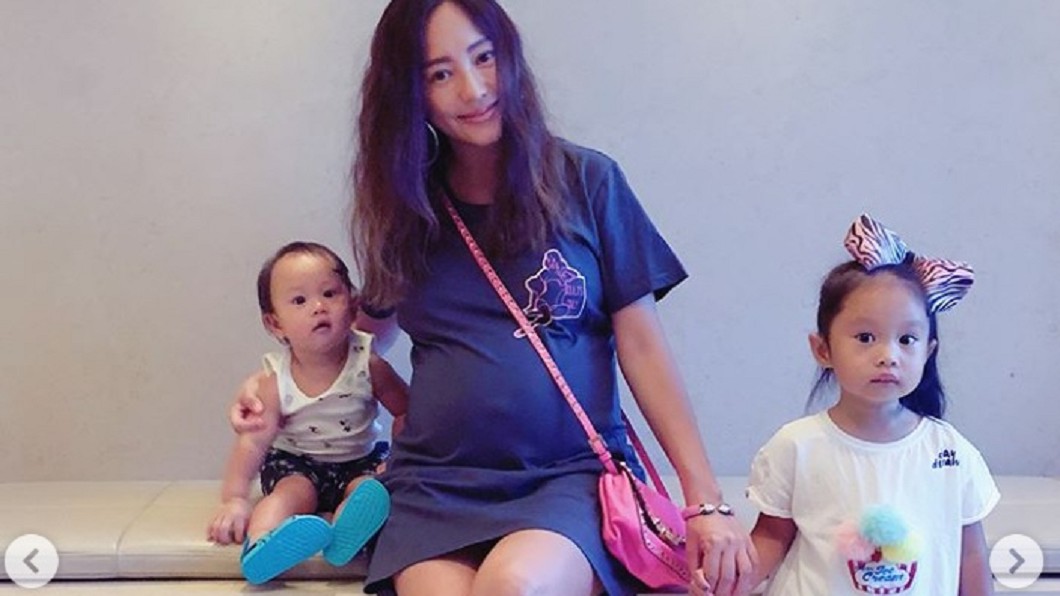 關穎剖腹誕下三寶 女兒萌喊:我有新弟弟了!