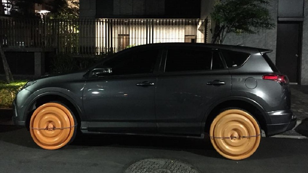車主特製「防狗尿輪蓋」 萬人狂讚:尺寸太剛好