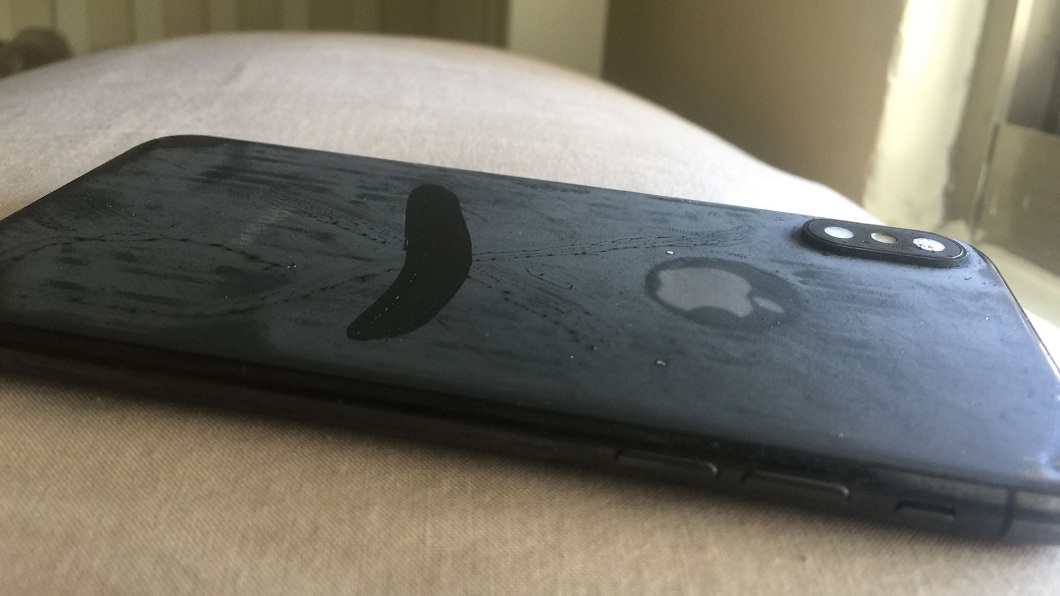 兒把iPhone放冷凍庫父崩潰 網笑:想換新機喔!
