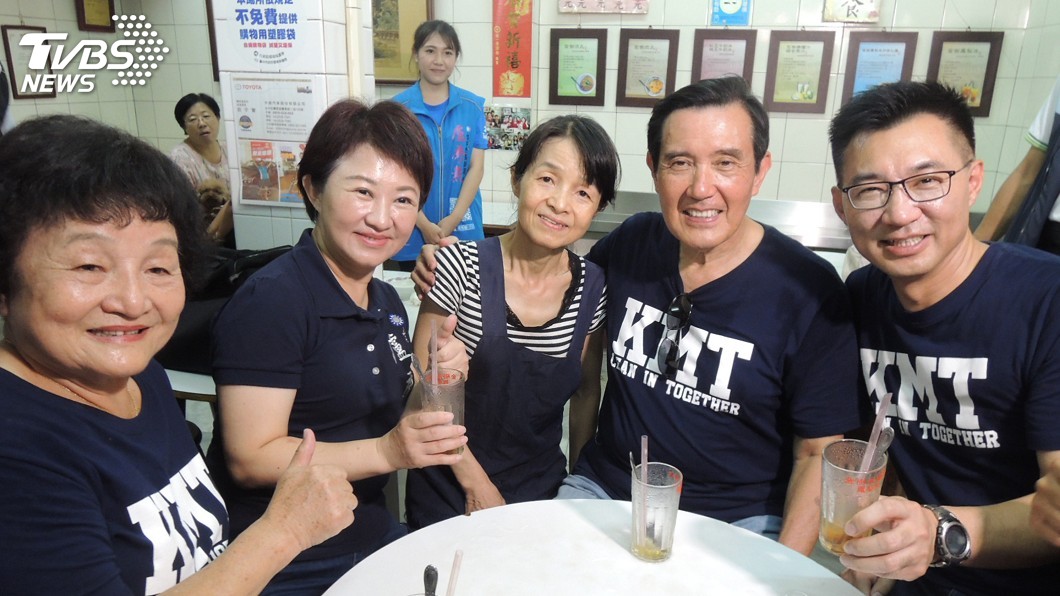 馬英九台中輔選 推銷公益團體中秋伴手禮
