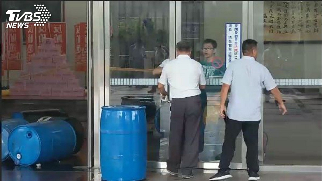 現場人員連忙處理這些倒出來的油,避免意外發生。(圖/TVBS)