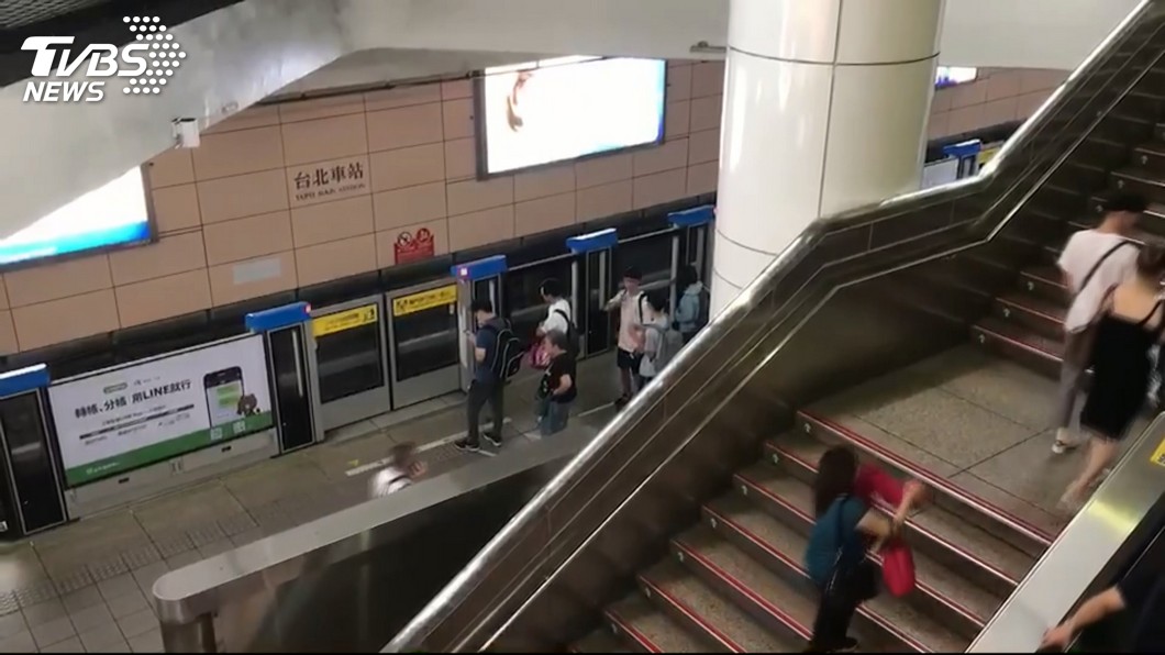 忠孝新生站施工爆火花 月台瀰漫濃煙味