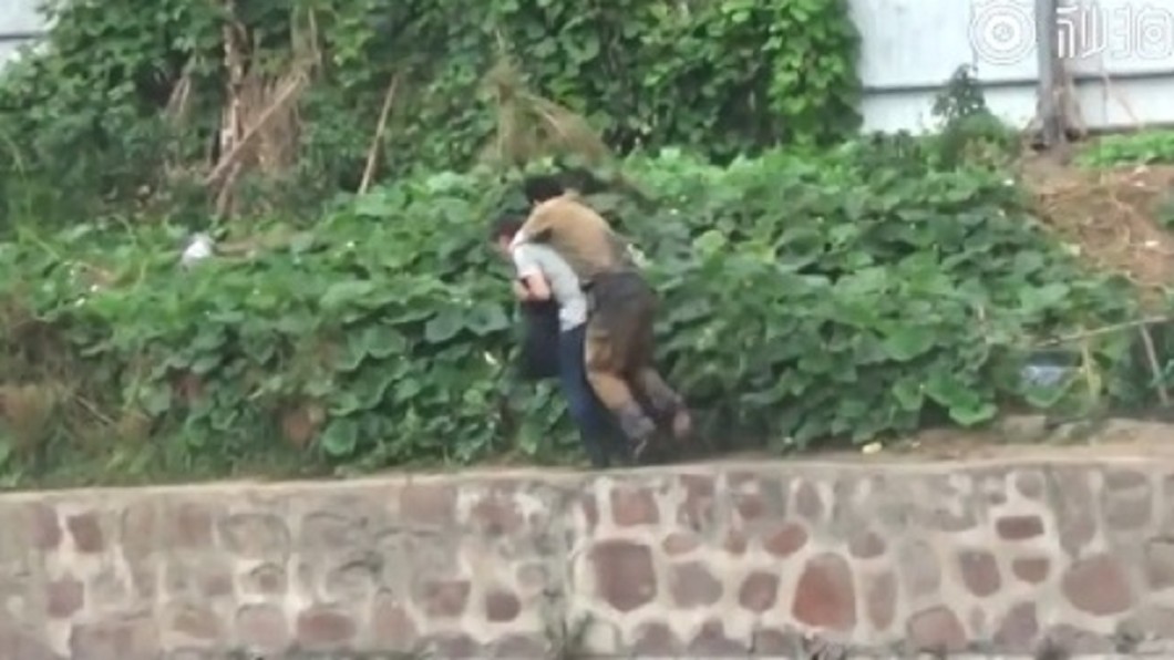 失足掉泥坑!老父咬牙「揹病兒看醫」感動眾人