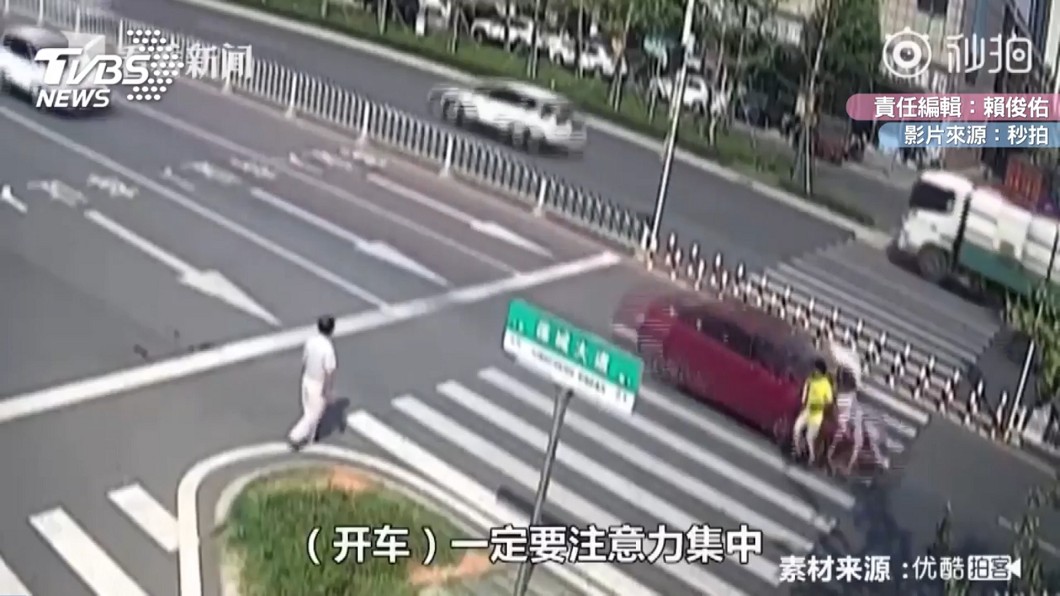 轉頭訓斥後座小孩　三寶媽下一秒撞飛路人…當場死亡