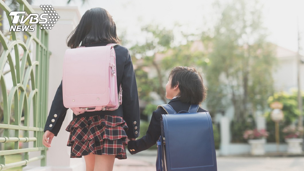 好巧!求學過程「撞」老師 害他狂被監視