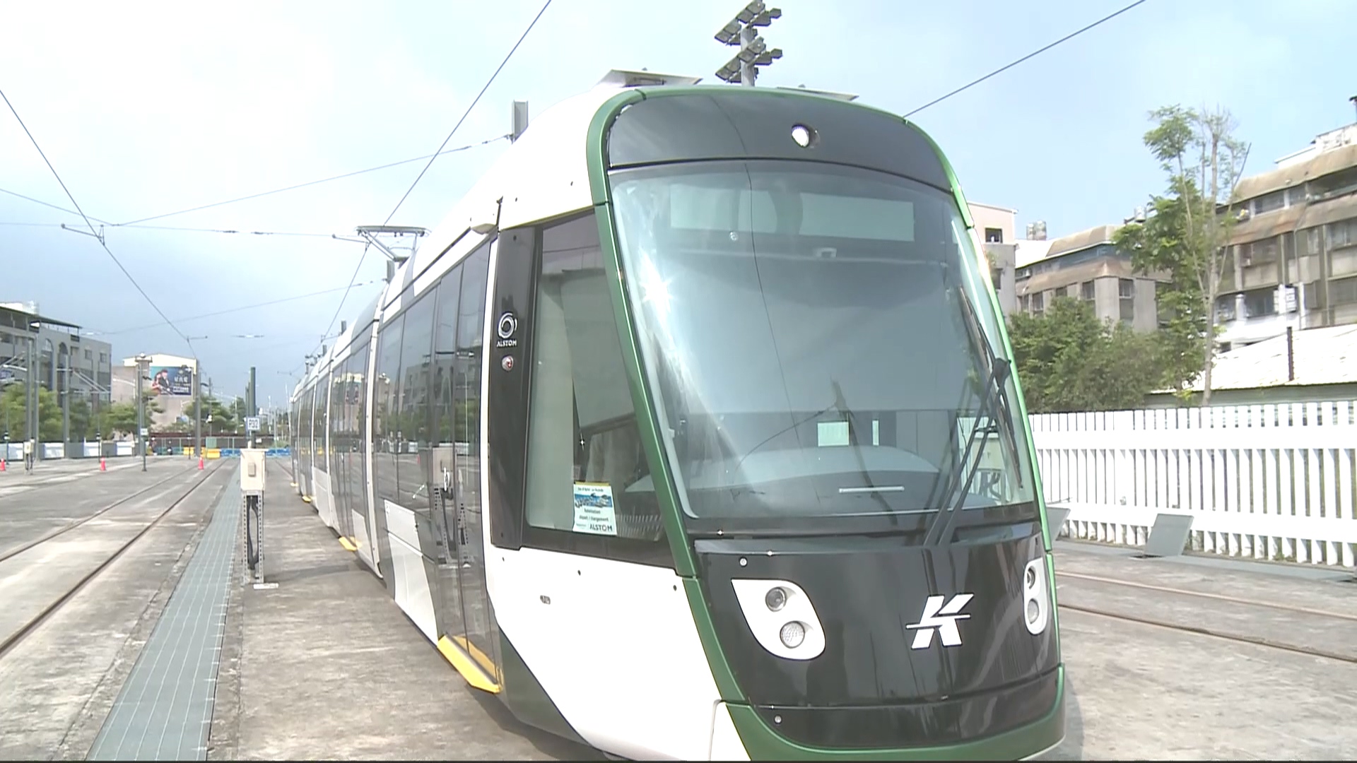 輕軌二車新車首曝光 民眾憂成「蚊子列車」