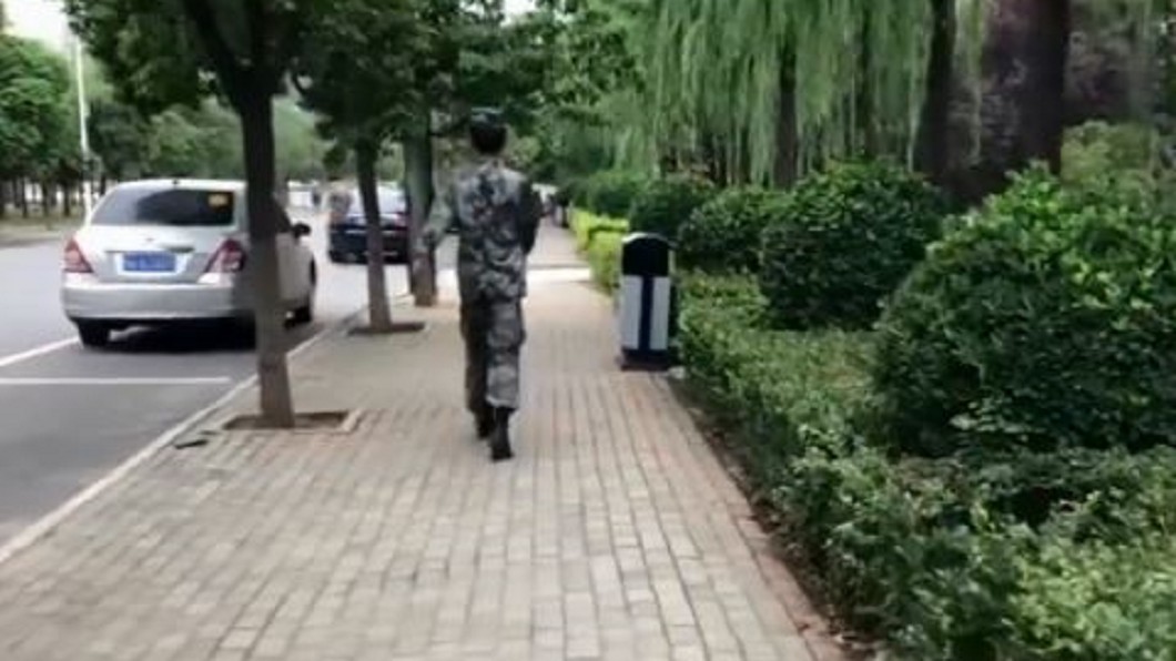 5指併攏踢正步!教官校外走路噴軍魂 陸網友讚爆