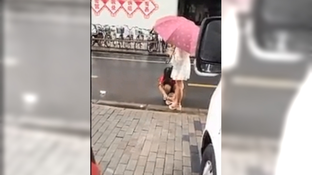 雨水濺濕女兒愚孝媽急蹲地幫擦腳 網轟:活該養巨嬰