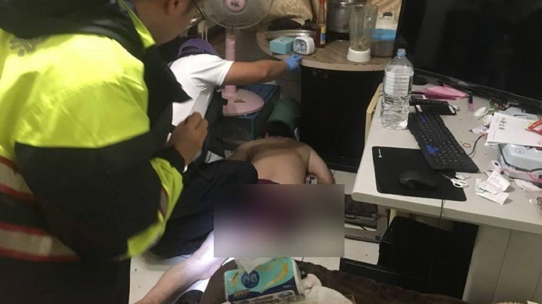 應景吃月餅！糖尿病男「癱地喊救命」　警破門救治
